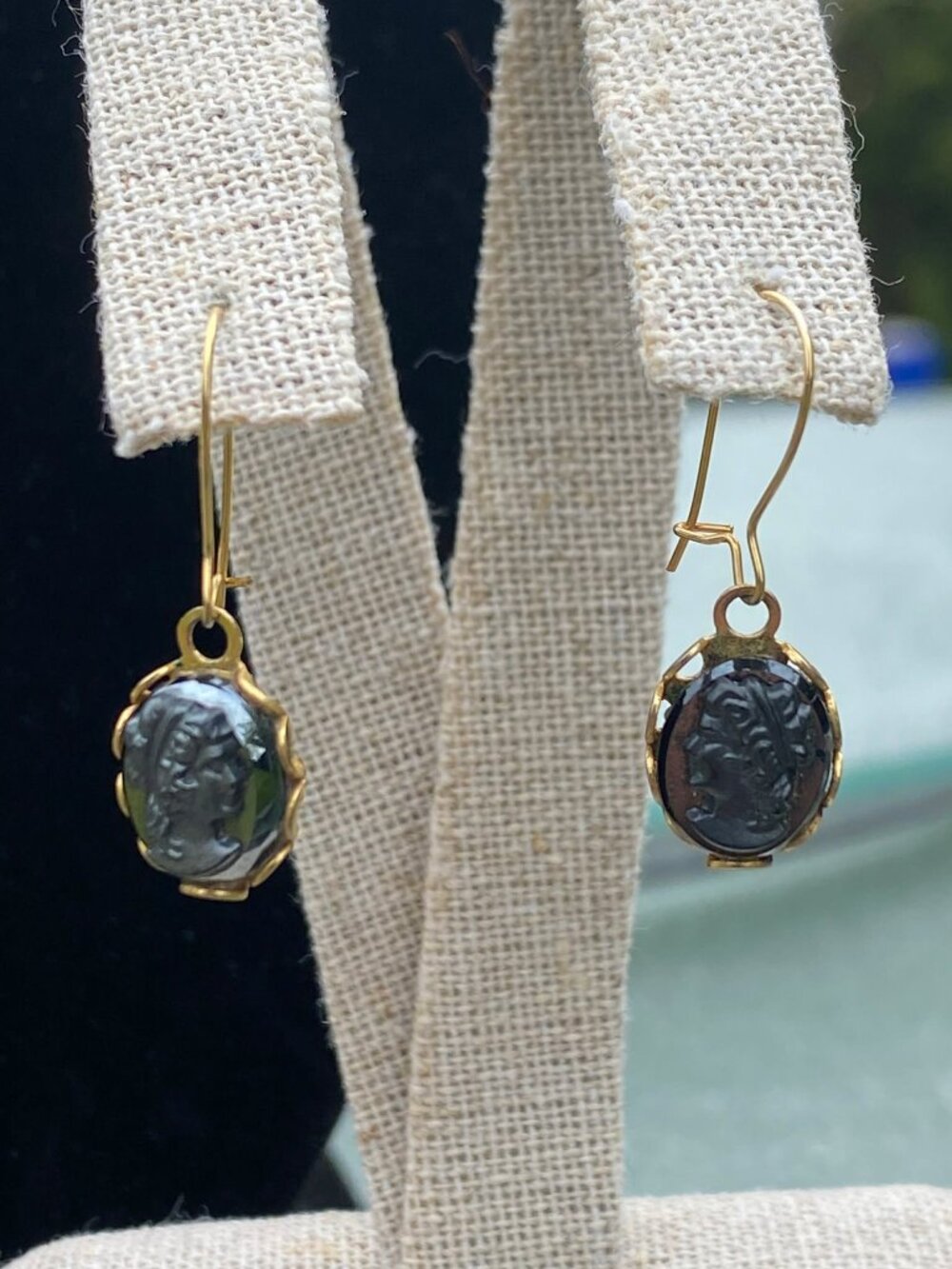 vintage mini cameo gold tone earring - Picture 2 of 5